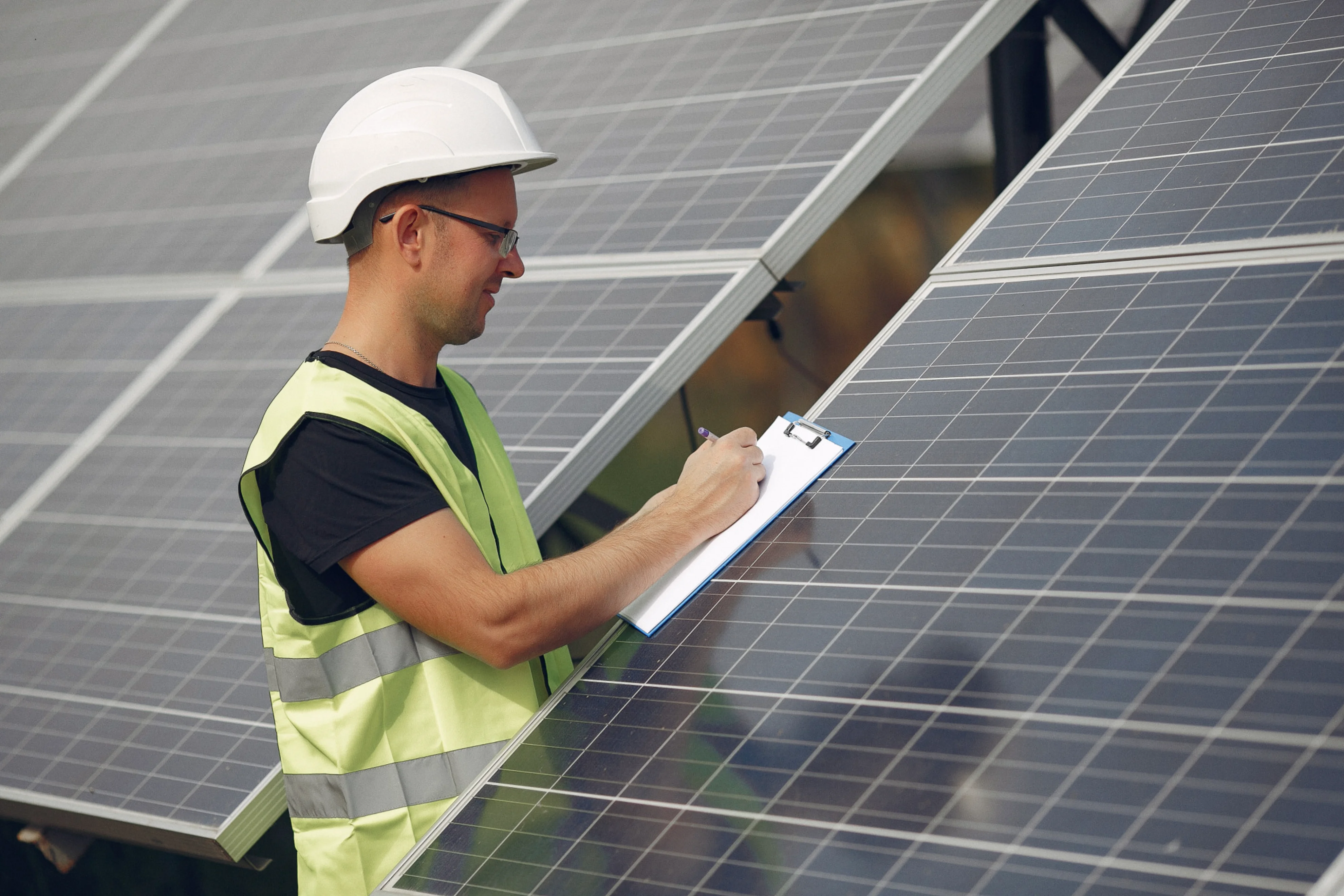 Tecnico Marletta Fotovoltaico al lavoro su un impianto fotovoltaico
